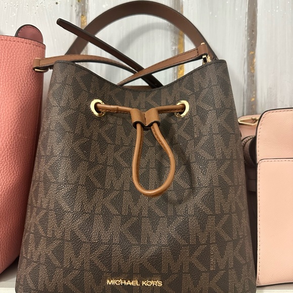 Michael Kors Monogram Brown Bucket Bag - Picture 1 of 2
